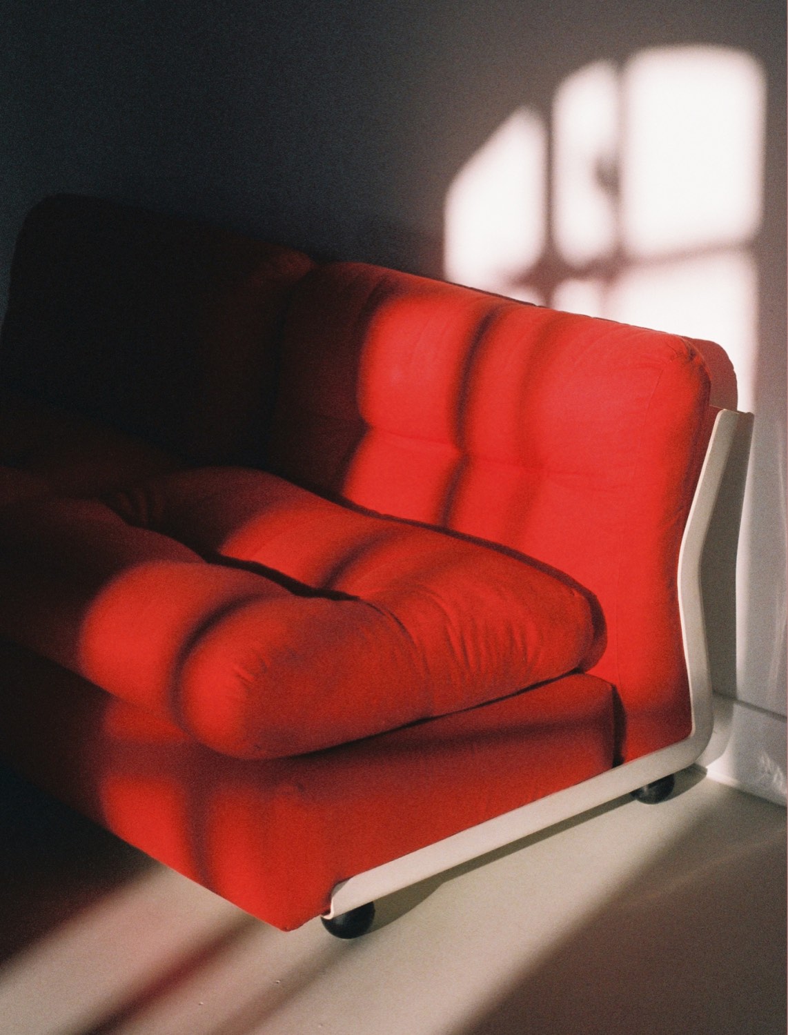 Rode B&B Italia Amanta loungefauteuil in het studiodaglicht