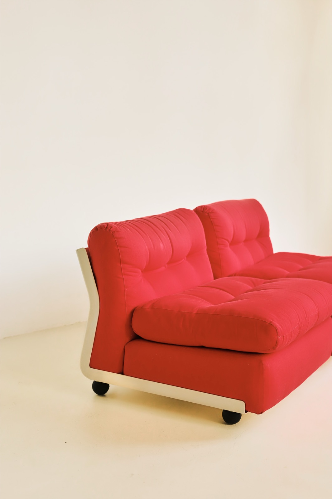 Rode B&B Italia Amanta loungefauteuil van Mario Bellini