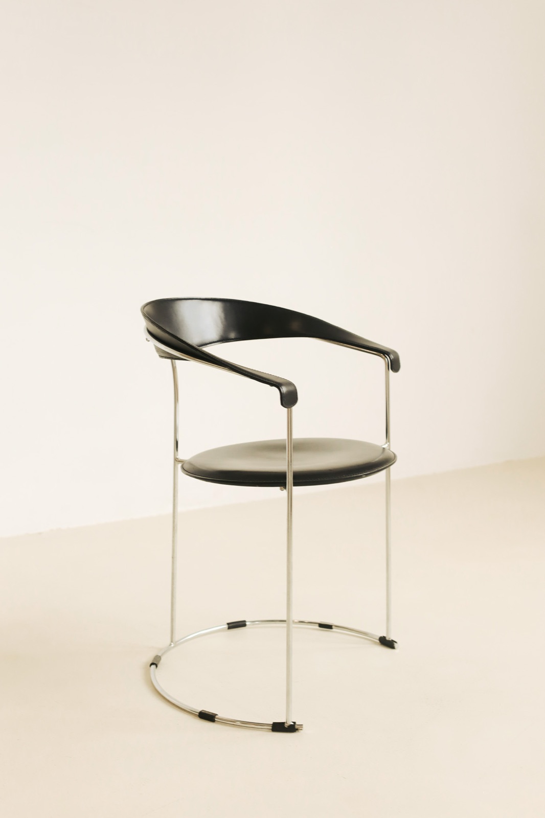 Canasta fauteuil in chroom en zwart leer, vooraanzicht