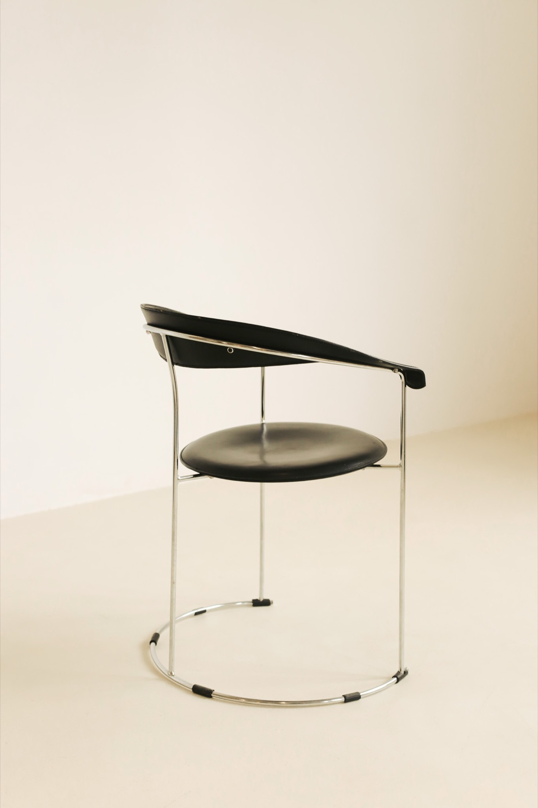 Canasta fauteuil, zijaanzicht