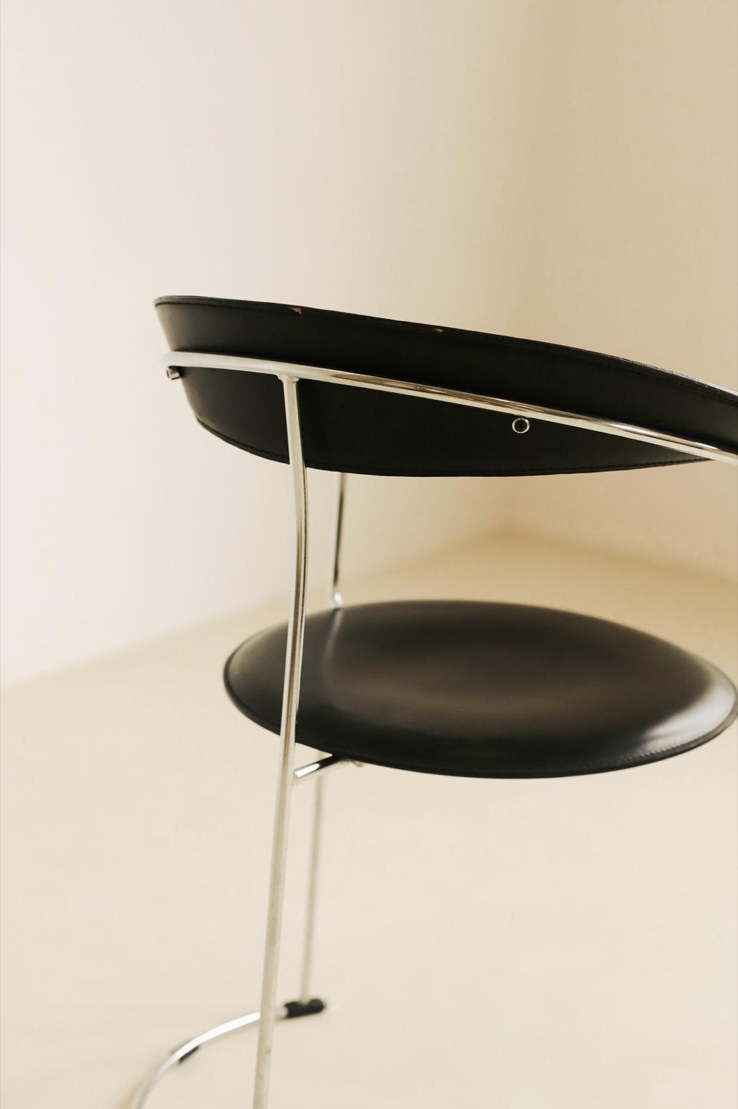 Canasta fauteuil, detail van het chromen frame